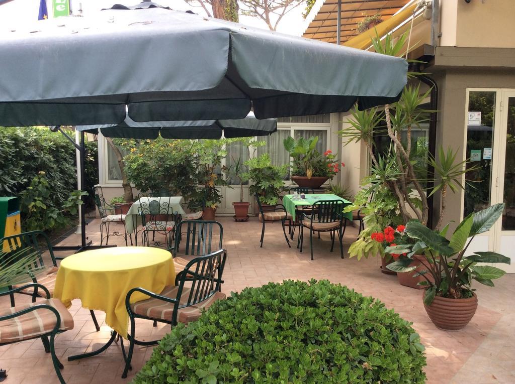 Hotel Le Ginestre Лидо Ди Камайоре Екстериор снимка