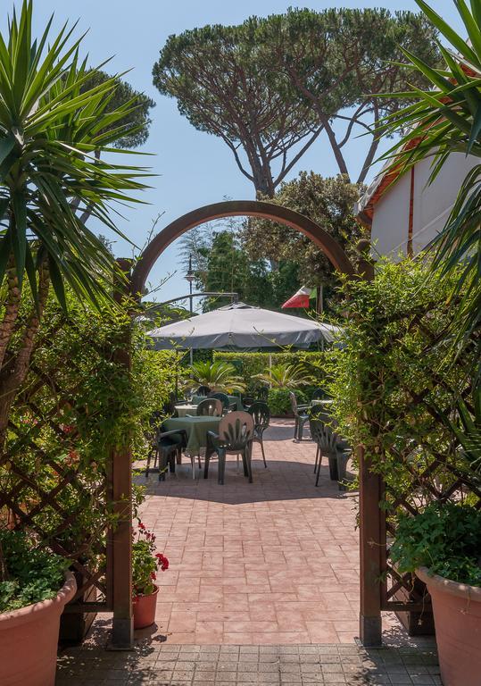 Hotel Le Ginestre Лидо Ди Камайоре Екстериор снимка