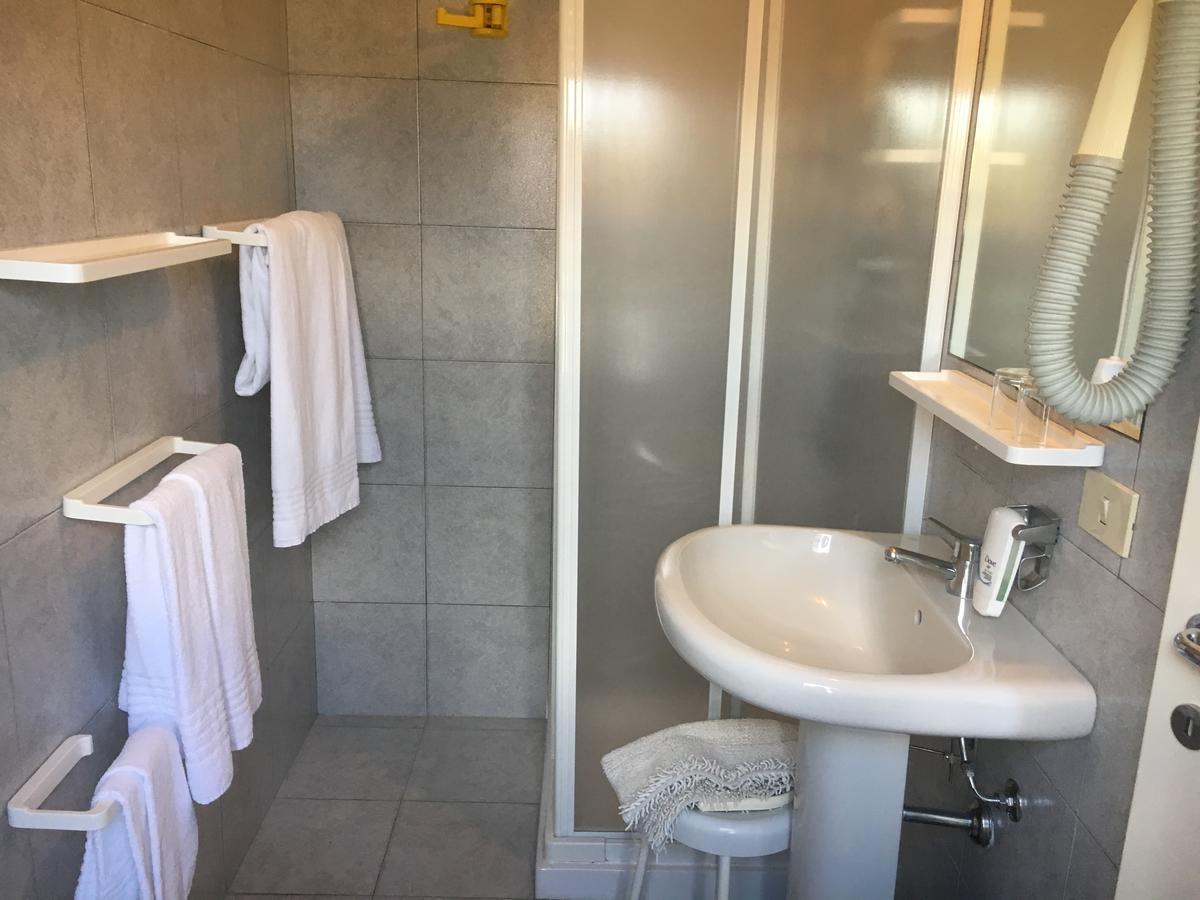 Hotel Le Ginestre Лидо Ди Камайоре Екстериор снимка