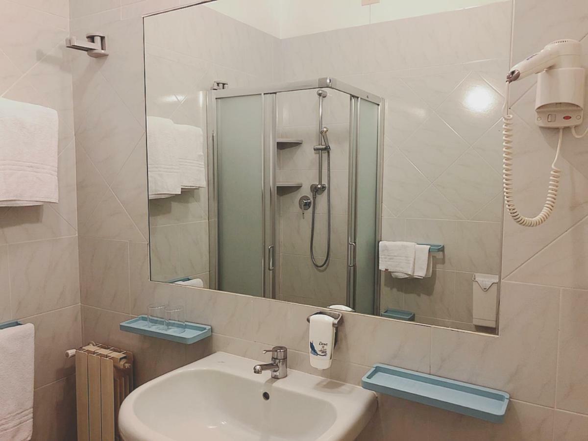 Hotel Le Ginestre Лидо Ди Камайоре Екстериор снимка