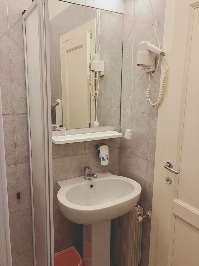 Hotel Le Ginestre Лидо Ди Камайоре Екстериор снимка