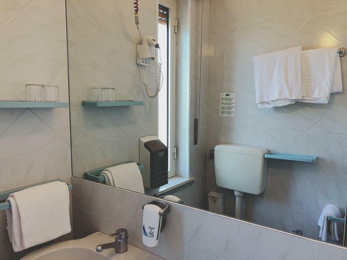 Hotel Le Ginestre Лидо Ди Камайоре Екстериор снимка